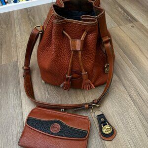 VTG Dooney & Bourke BUNDLE Tan Pebbled Drawstring Bucket Bag , Wallet & Keychain